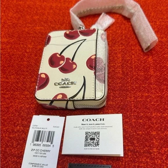 ❤️❤️❤️Coach zip card case with cherry print/silver tone hardware ❤️❤️❤️ - Picture 7 of 12